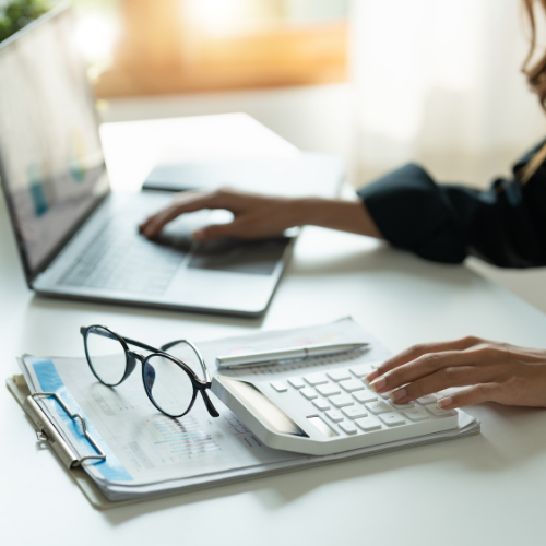 Conseiller expliquant un contrat de prévoyance en face-à-face